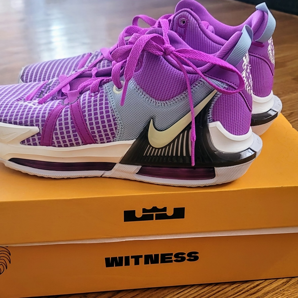 Nike Men's LeBron Witness Vll